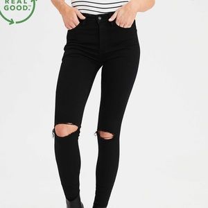 AE BLACK JEANS WITH KNEE RIPS
